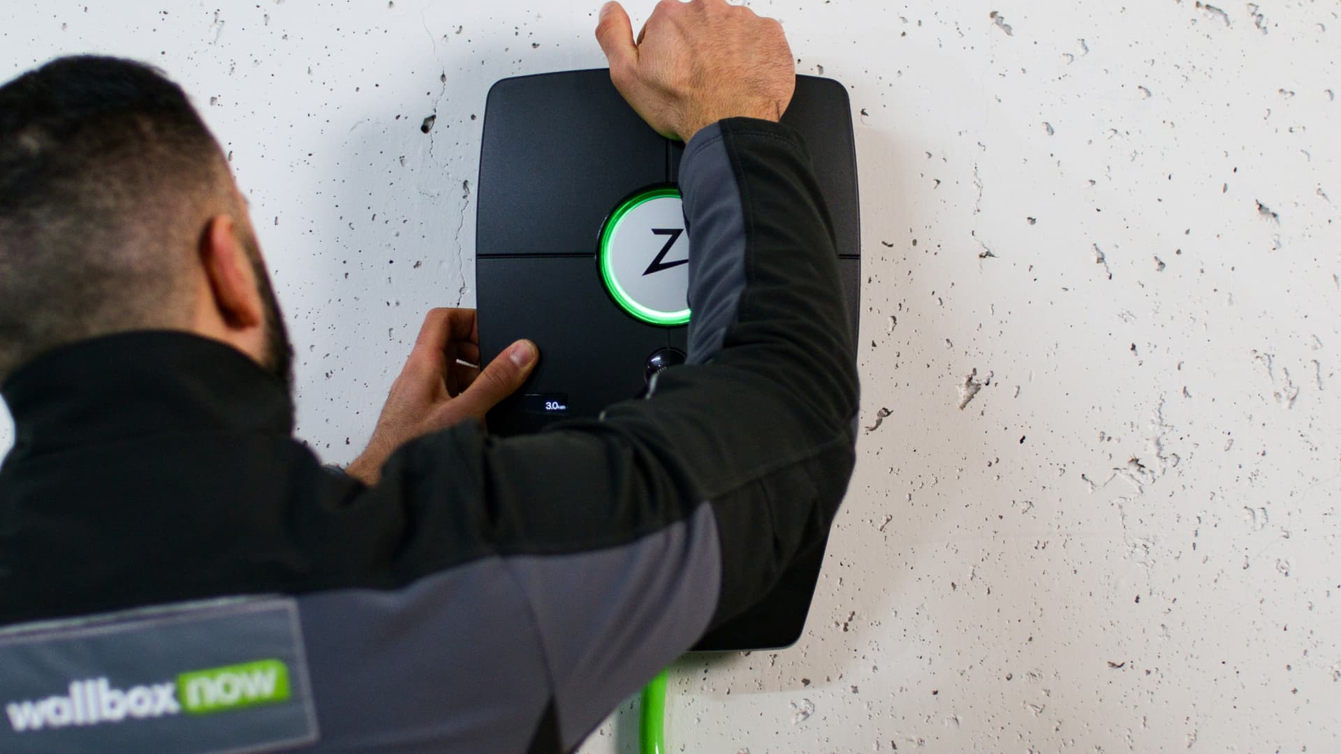 Eine Fachkraft installiert eine Wallbox