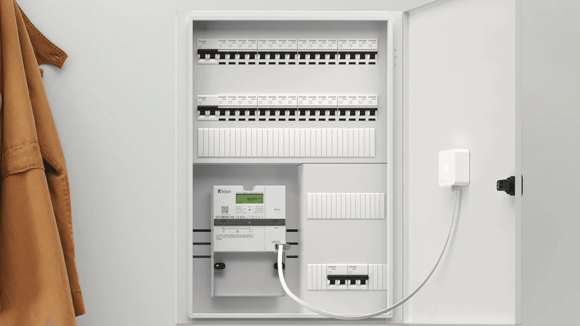 ett elskåp som står öppet på insidan av dörren sitter en Zaptec sense monterad